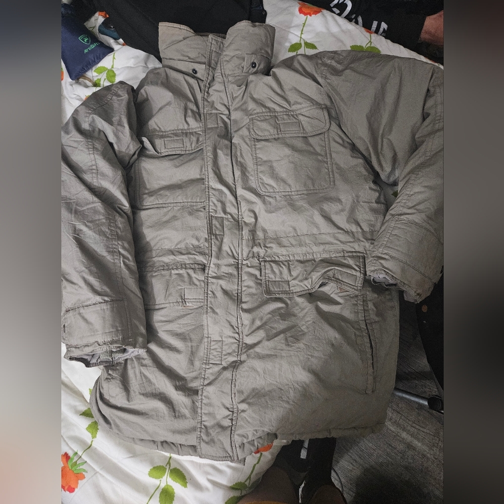 E.a.g.l.e. P.a.s.s. Mens LARGE goose down jacket EUC